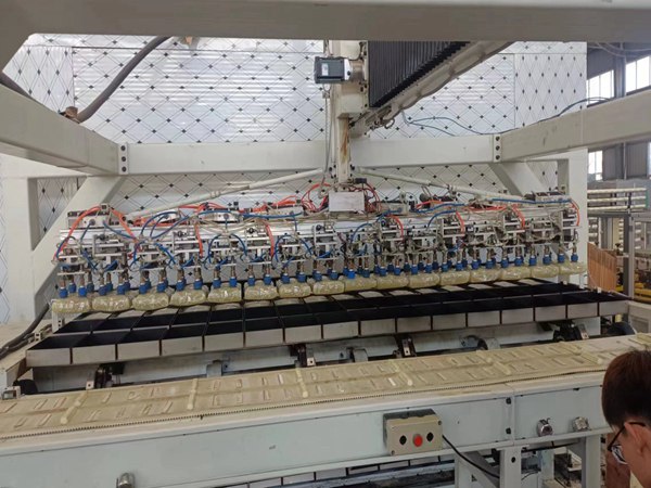 膠體碼垛機器人生產(chǎn)線的特點