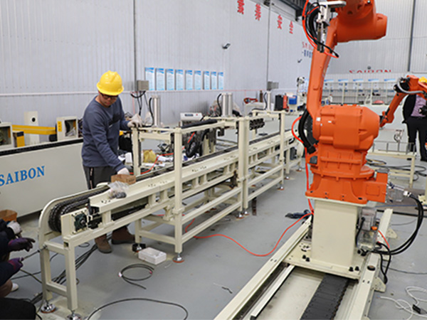 自動焊接機器人流水線的應(yīng)用