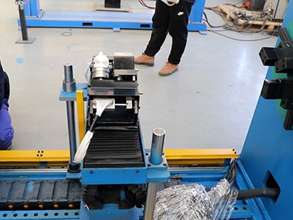 焊接變位機可適應不同規格的焊件