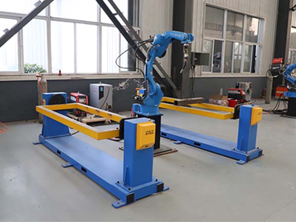 工業機械臂進行焊接工作 工業機械臂進行焊接工作