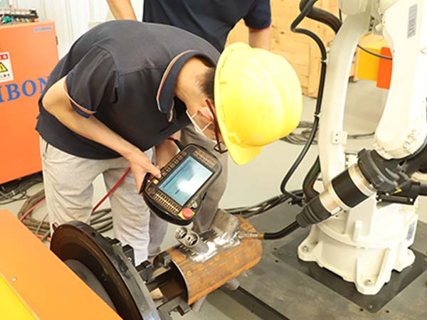 在通用機械行業中形成自動焊接生產線 在通用機械行業中形成自動焊接生產線